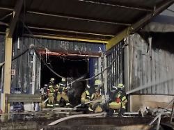Löscharbeiten dauern an: Feuerwehr bringt Brand auf Großmarkt in Stuttgart unter Kontrolle